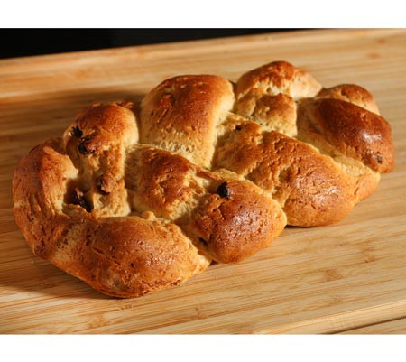 Schwäbischer Hefezopf mit Rosinen, frisch gebacken